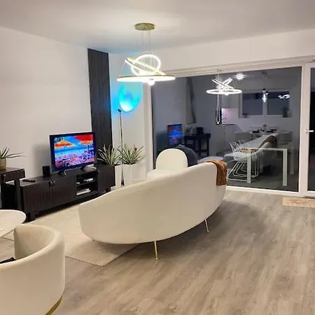 Ferienhaus Luxury House With Jacuzzi And Sauna